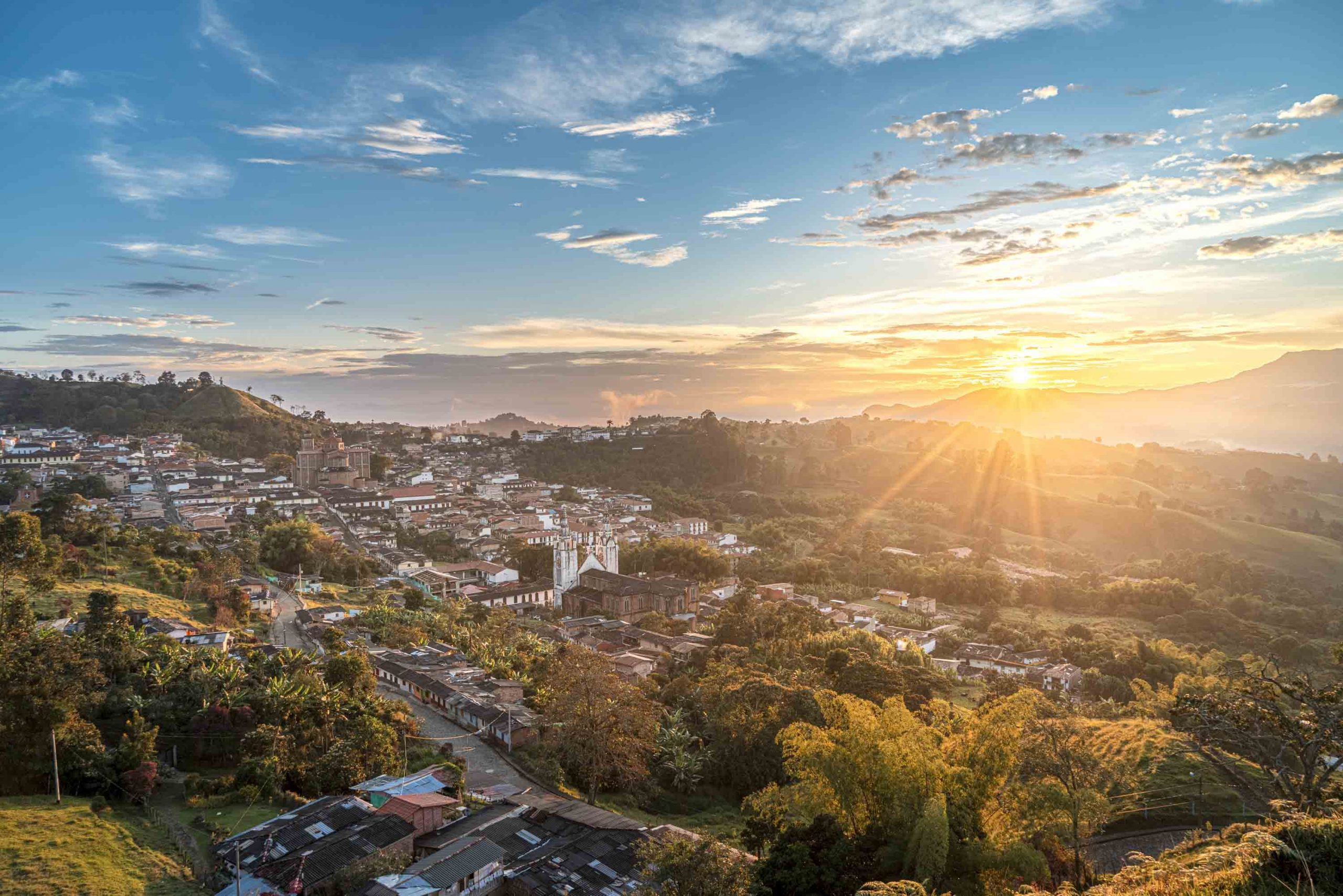 Destino Colombia — atardecer sobre un pueblo cafetero
